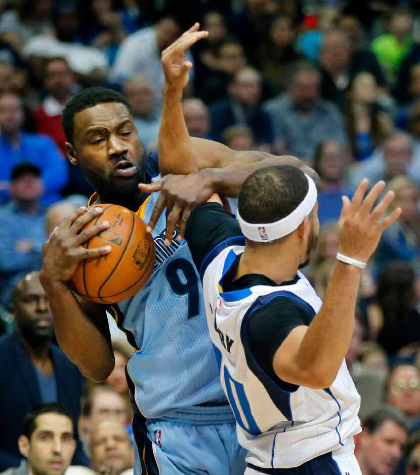 Memphis Grizzlies guard Tony Allen (9) gets tied up along the baseline with Dallas Mavericks...