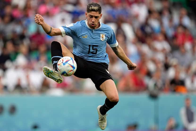 El volante uruguayo Federico Valverde domina el balón en el partido contra Corea del Sur por...