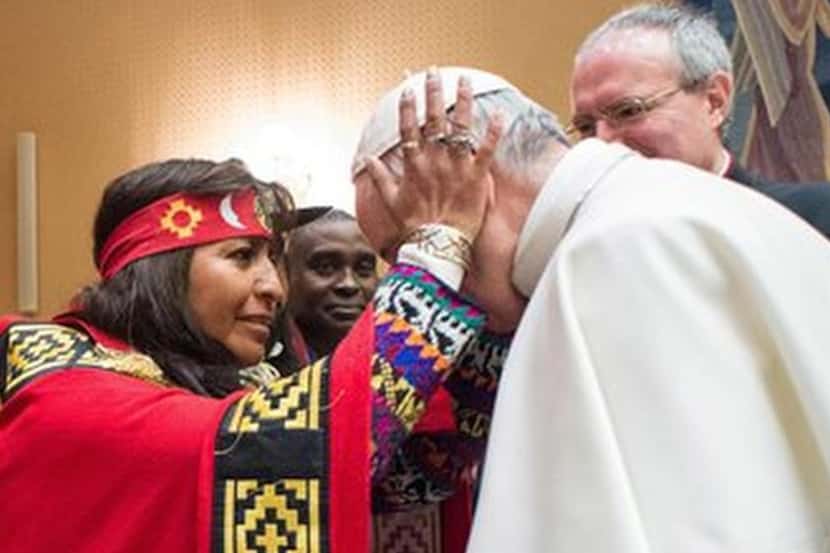 Una mujer con vestimenta tradicional saluda al papa Francisco en su encuentro con...