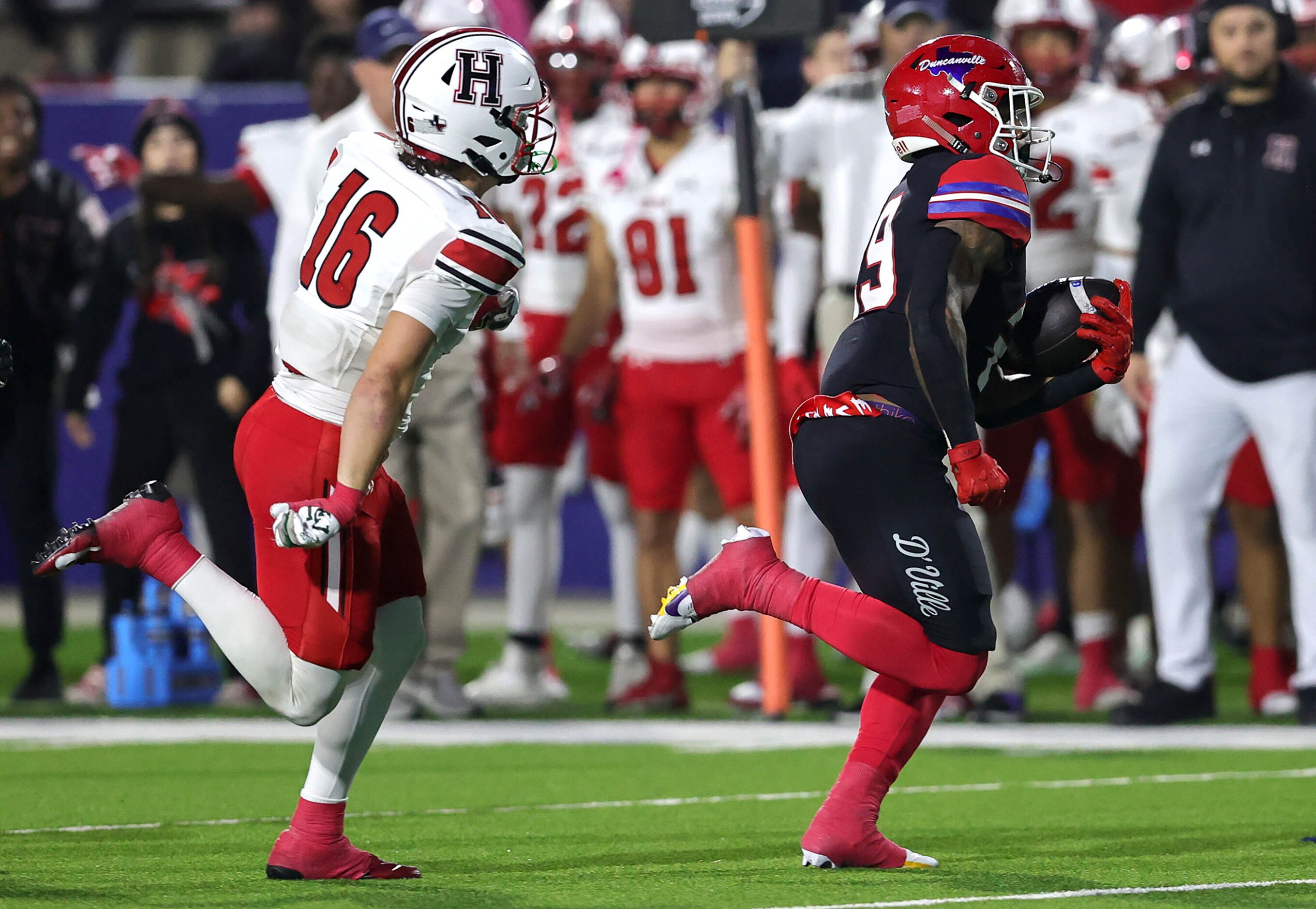 Duncanville running back Caden Durham (29) goes past Rockwall Heath linebacker Brady Luff...