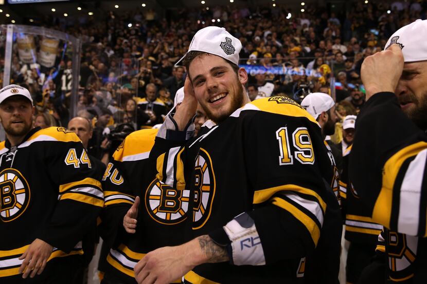 Tyler Seguin signs with Bruins