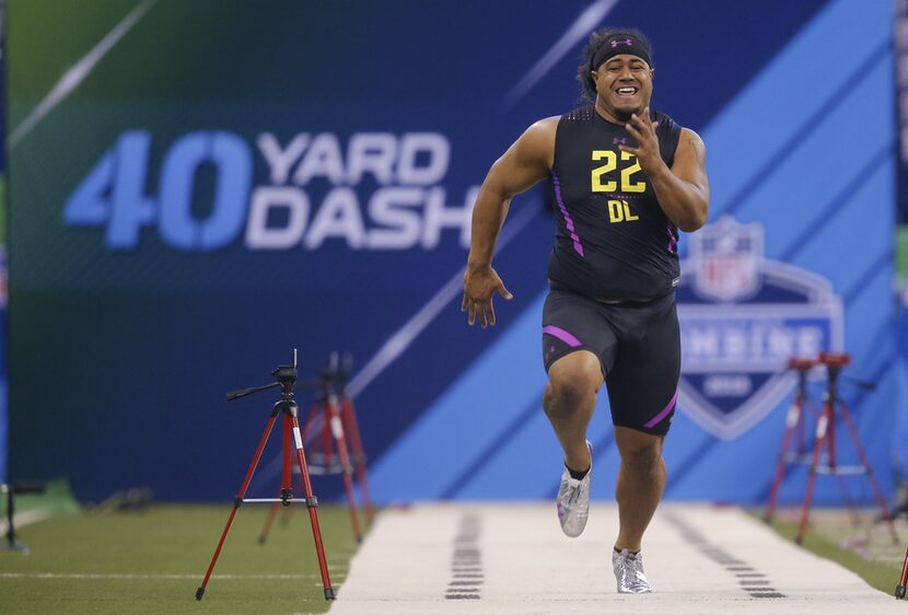 INDIANAPOLIS, IN - MARCH 04: Washington defensive lineman Vita Vea (DL22) runs in the 40...