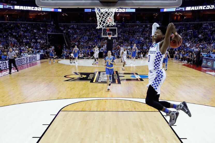 MEMPHIS, TN - MARCH 24: De'Aaron Fox #0 of the Kentucky Wildcats goes up for a dunk in the...