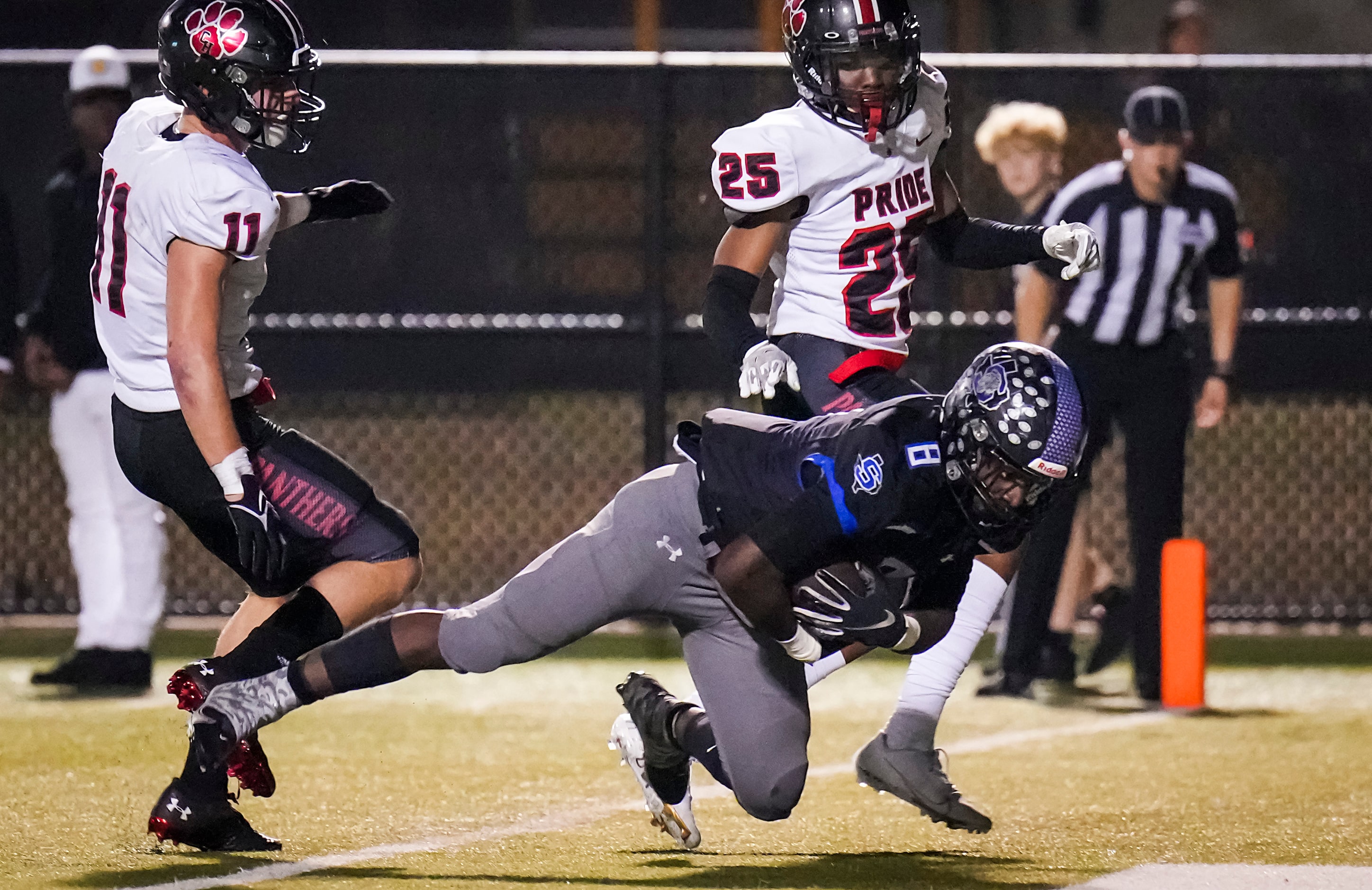 Mansfield Summit running back Keon Hobbs (8) scores a touchdown past Colleyville Heritage...