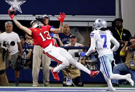 Tampa Bay Buccaneers wide receiver Mike Evans (13) makes a one-handed catch against Dallas...