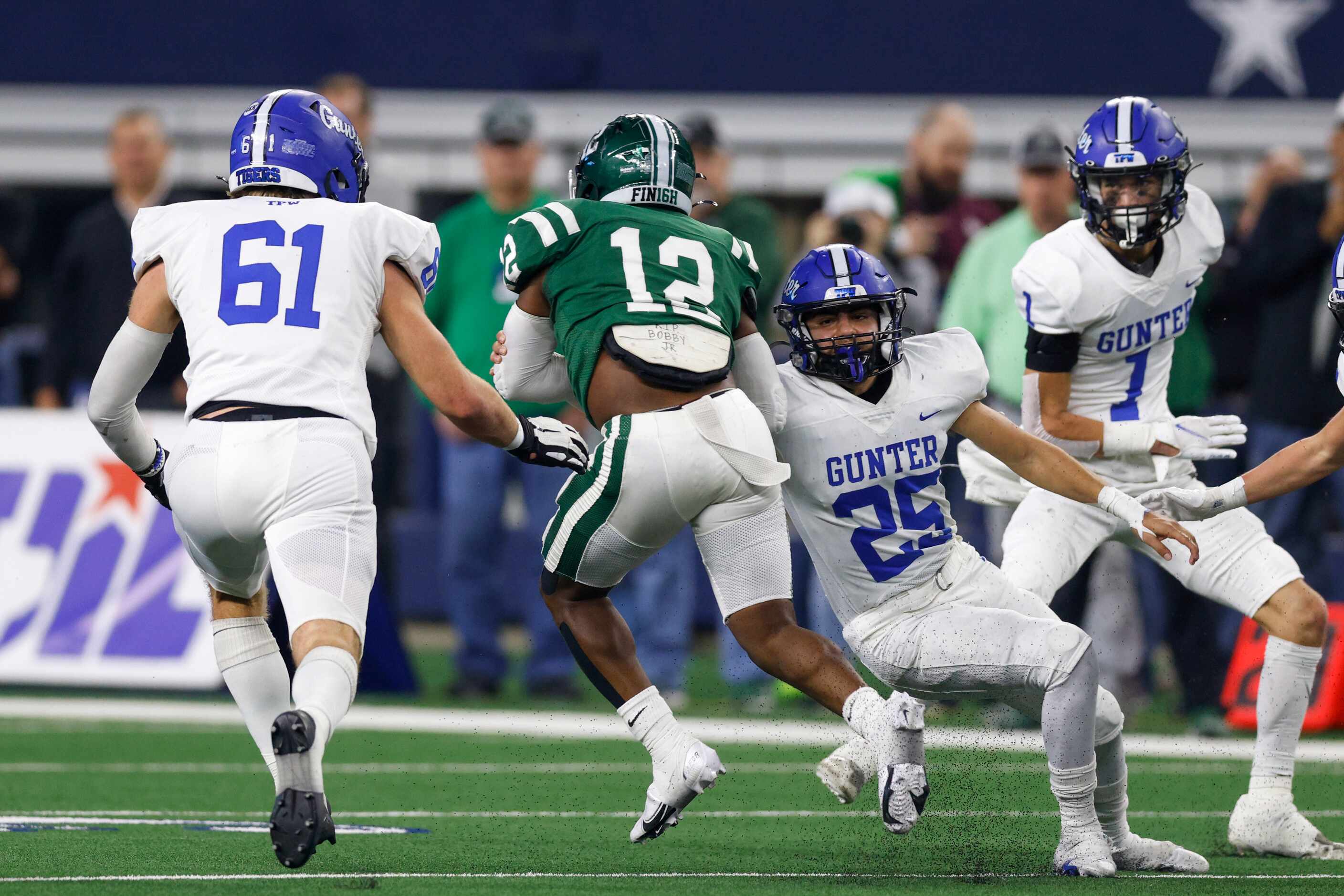 Gunter linebacker Saul Rodriguez (25) reaches out to tackle Franklin running back Bobby...