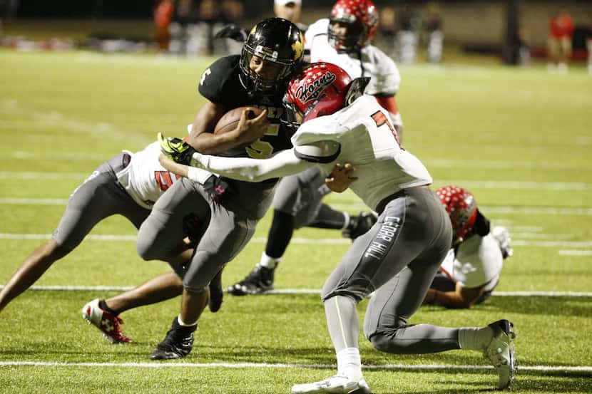 Mansfield's Dameron Smith (15) runs the ball in front of Cedar Hill Dimitri Moore (7) during...