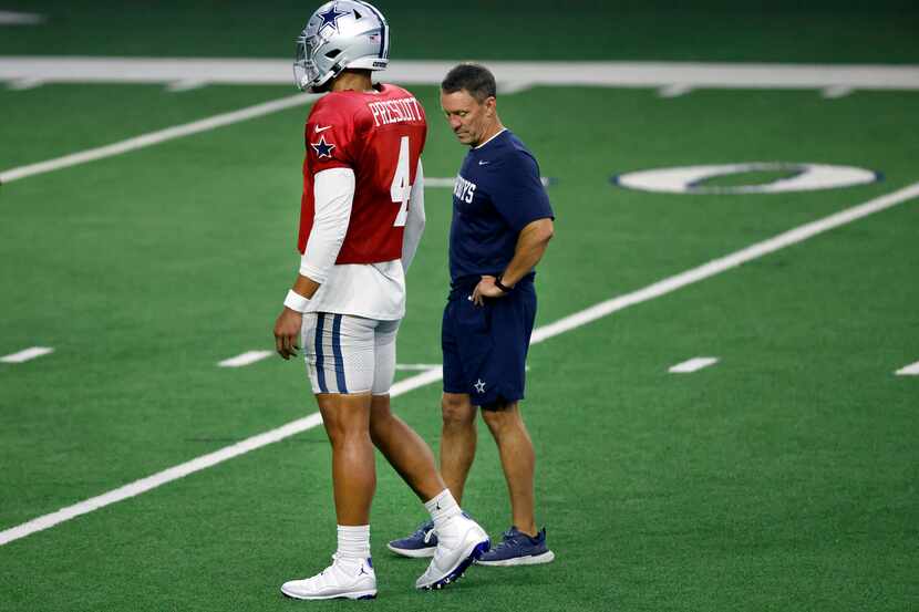 El entrenador atlético de los Dallas Cowboys, Britt Brown, observa el pie derecho del...