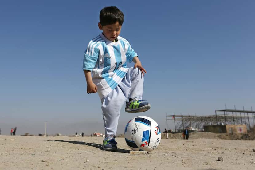 Murtaza Ahmadi, un niño de 5 años que recibió una camiseta de Lionel Messi, tuvo que...