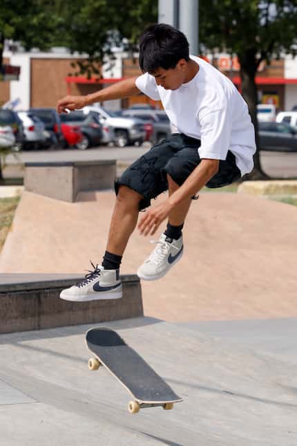 Alan Rodríguez, de 20 años, hace piruetas en su patineta en el Jon Comer Skatepark de...