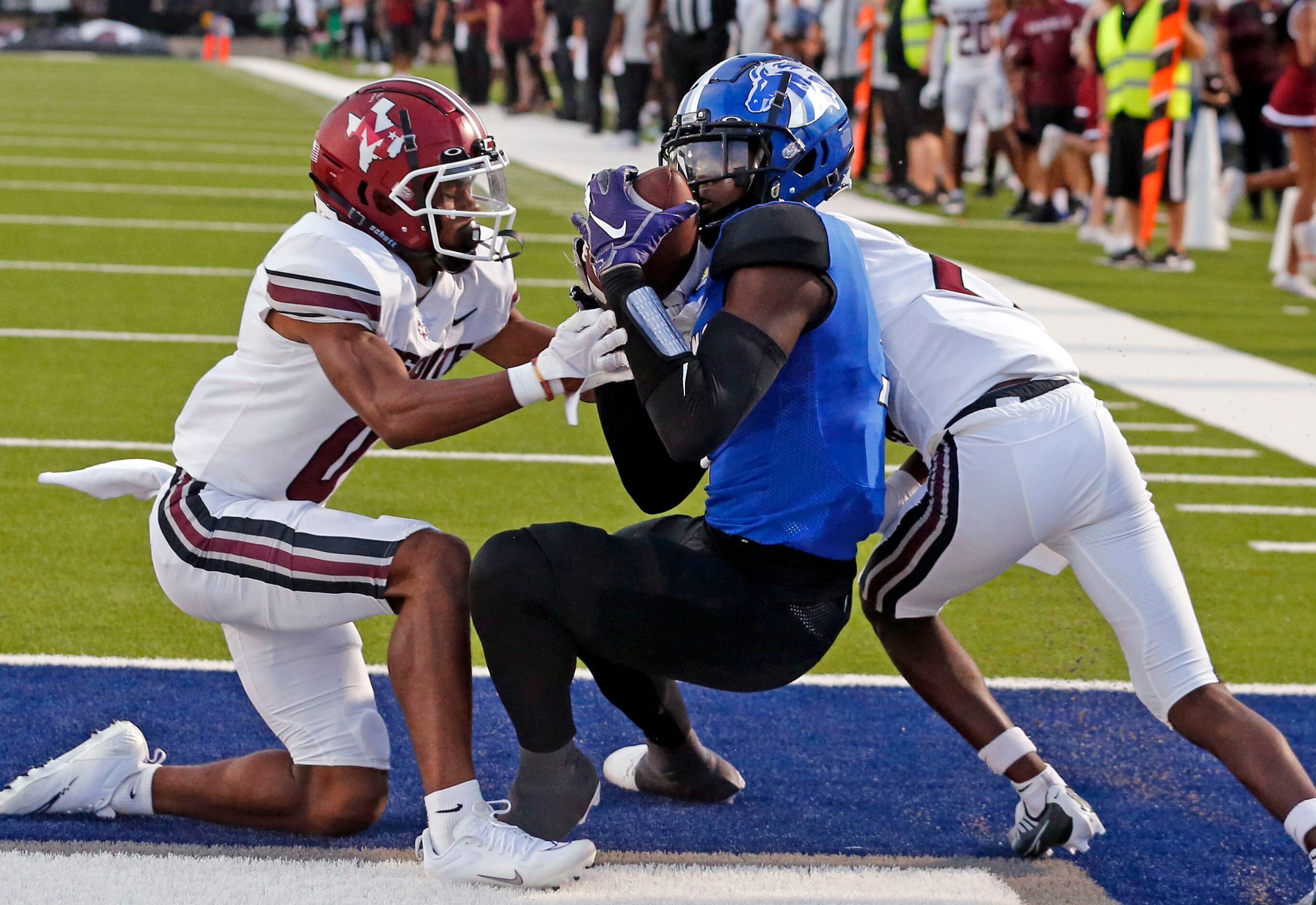 North Mesquite’s Cordale Russell (5) splits two Mesquite defenders and make a touchdown...