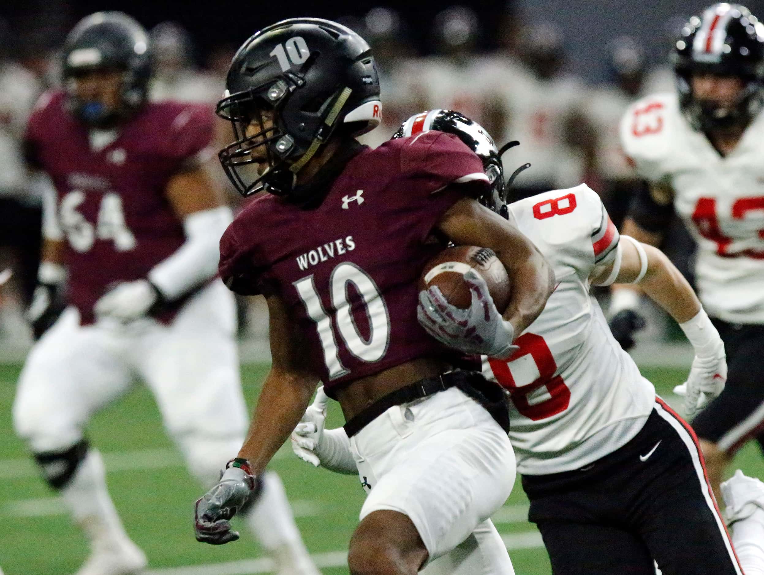 Mansfield Timberview High School Cemarion Chambliss (10) turns the corner on Lovejoy High...