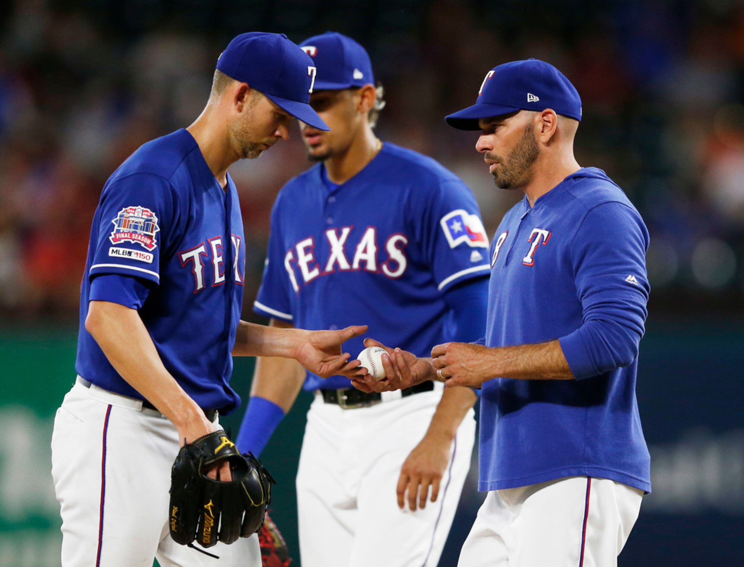 Texas Rangers manager Chris Woodward (8) pulls Texas Rangers starting pitcher Mike Minor...