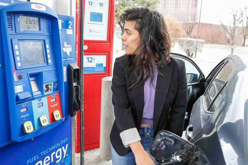 Rosaury Lascano pone gasolina en una estación de Exxon en Dallas.