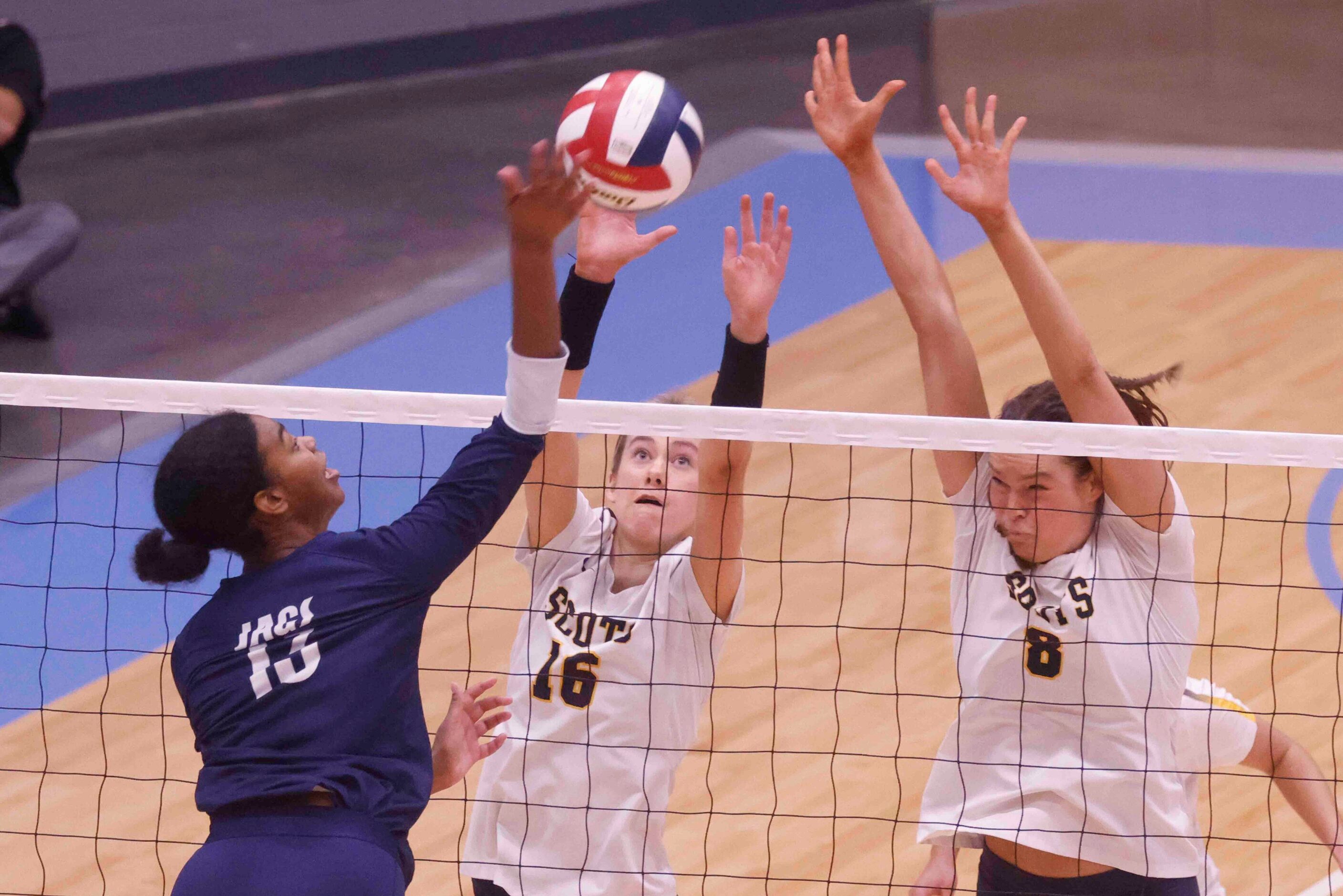 Highland Park’s Nicole Mauser (16) and Ceci Gooch (8) blocks against Flower Mound’s Brianna...