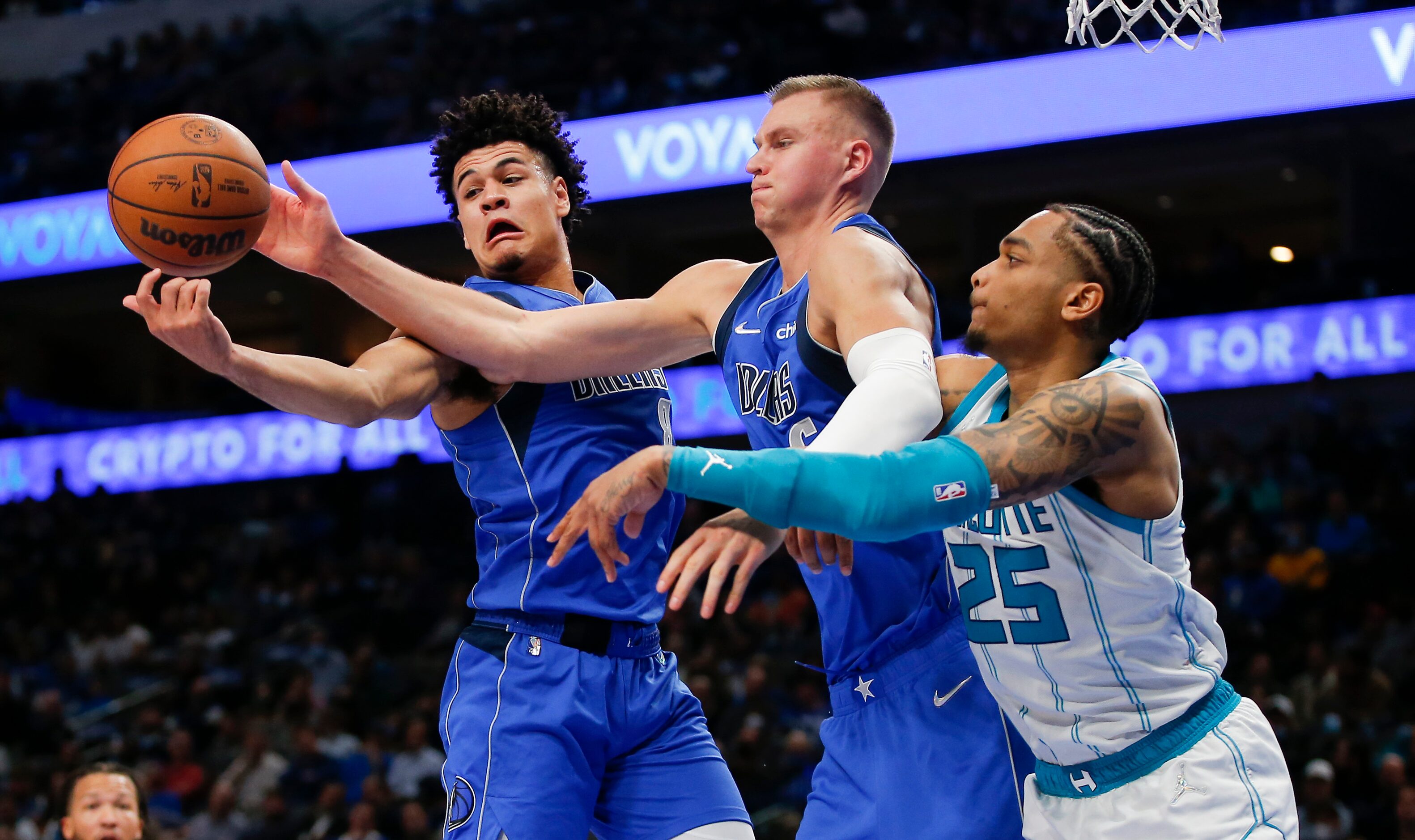 Charlotte Hornets forward P.J. Washington (25) battles Dallas Mavericks guard Josh Green,...