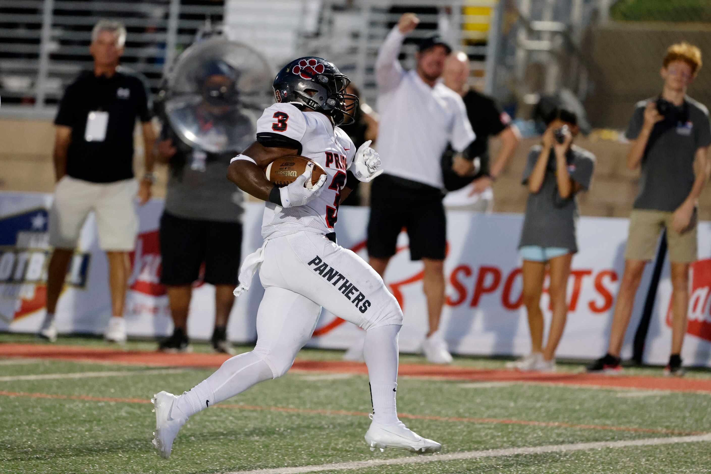 Colleyville Heritage running back Isaac Shabay (3) runs for a touchdown against Grapevine...