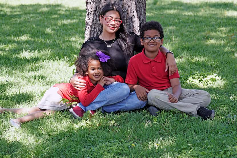 Leslie Armijo con sus hijos Lola (5) y Jude (10), a quienes dedica una hora de lectura todos...