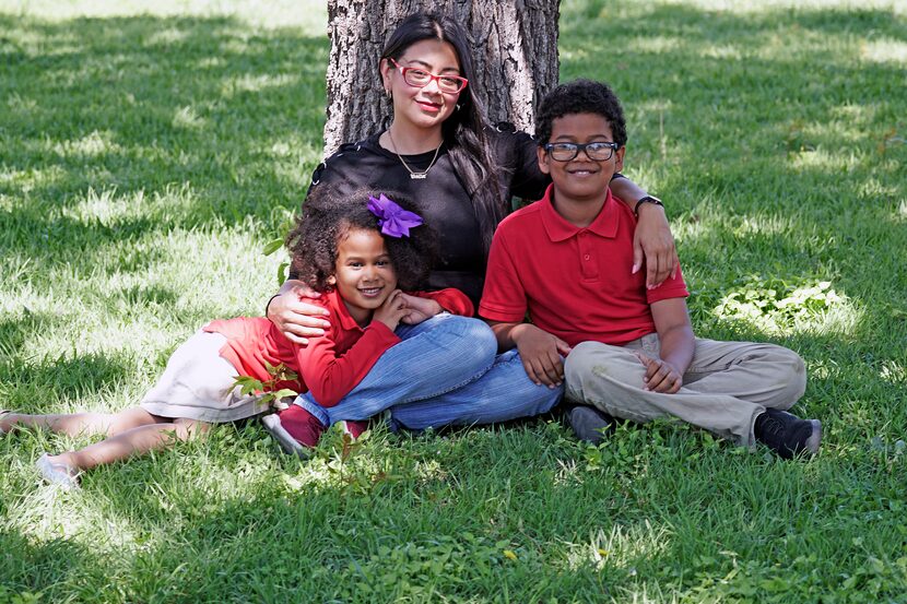 Leslie Armijo con sus hijos Lola (5) y Jude (10), a quienes dedica una hora de lectura todos...