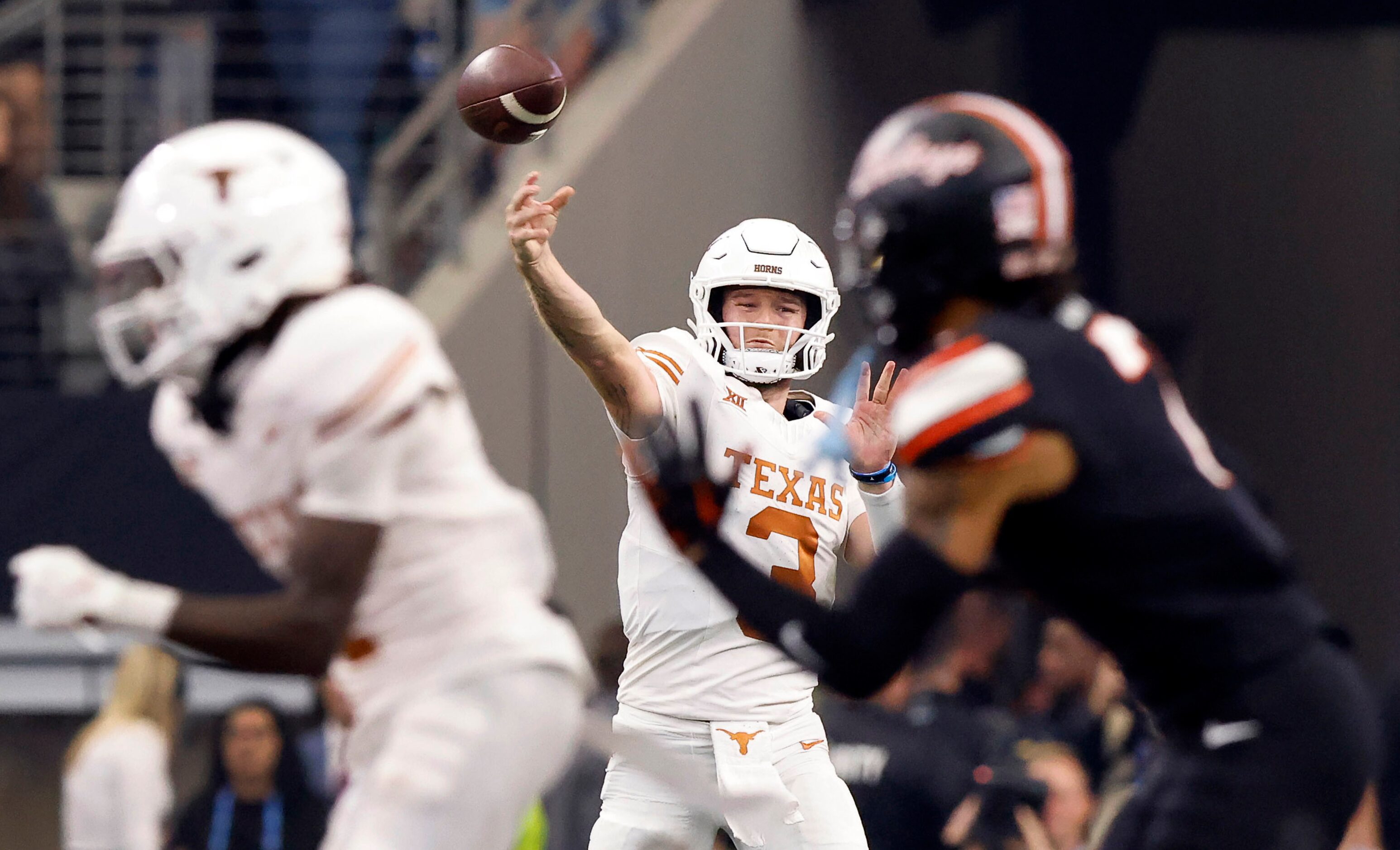 Texas Longhorns quarterback Quinn Ewers (3) throws a deep ball during the second quarter of...