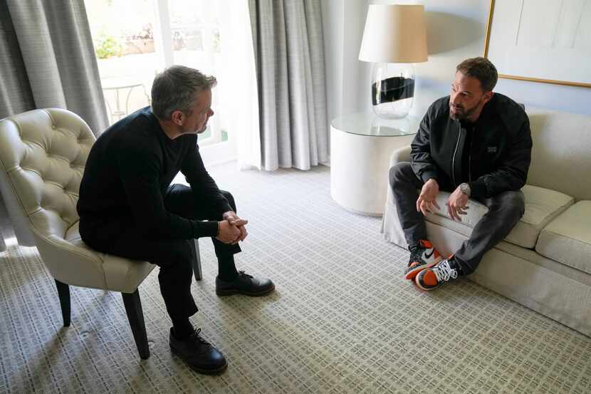 Ben Affleck, izquierda, y Matt Damon charlan durante una sesión de retratos para promover la...