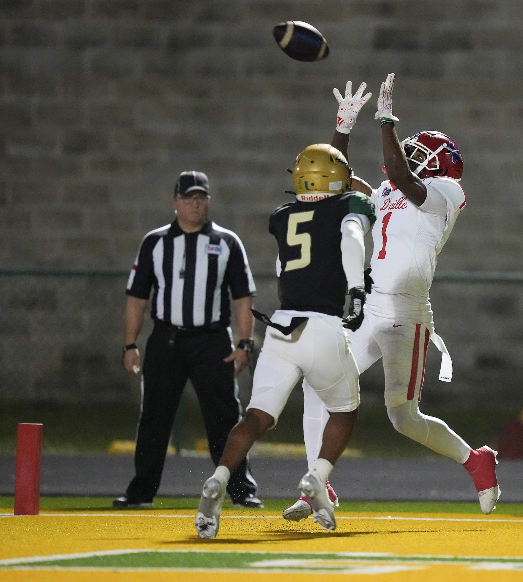 Duncanville wide receiver Dakorien Moore (1) catches a 19-yard touchdown pass over DeSoto...