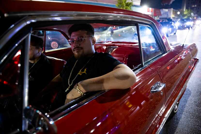 Juan Ortiz atraviesa la Jefferson Boulevard con su Chevrolet Impala Super Sport de 1963,...