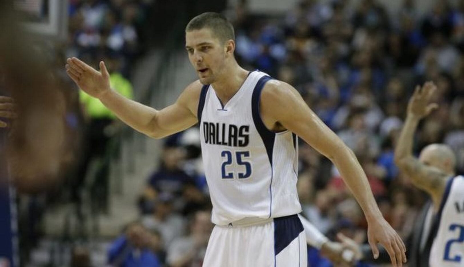 Chandler Parsons fue pieza clave en la victoria de los Mavericks 117-106 el miércoles sobre...