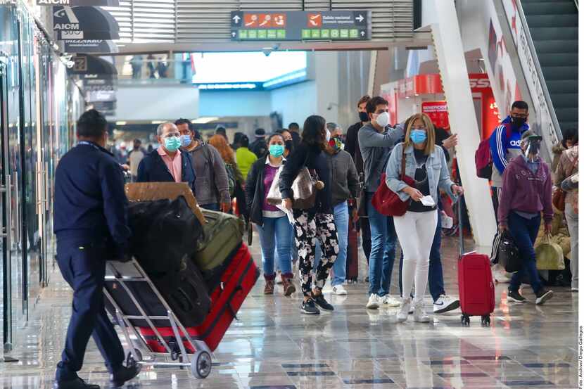 Viajeros recorren el Aeropuerto Internacional de la Ciudad de México.