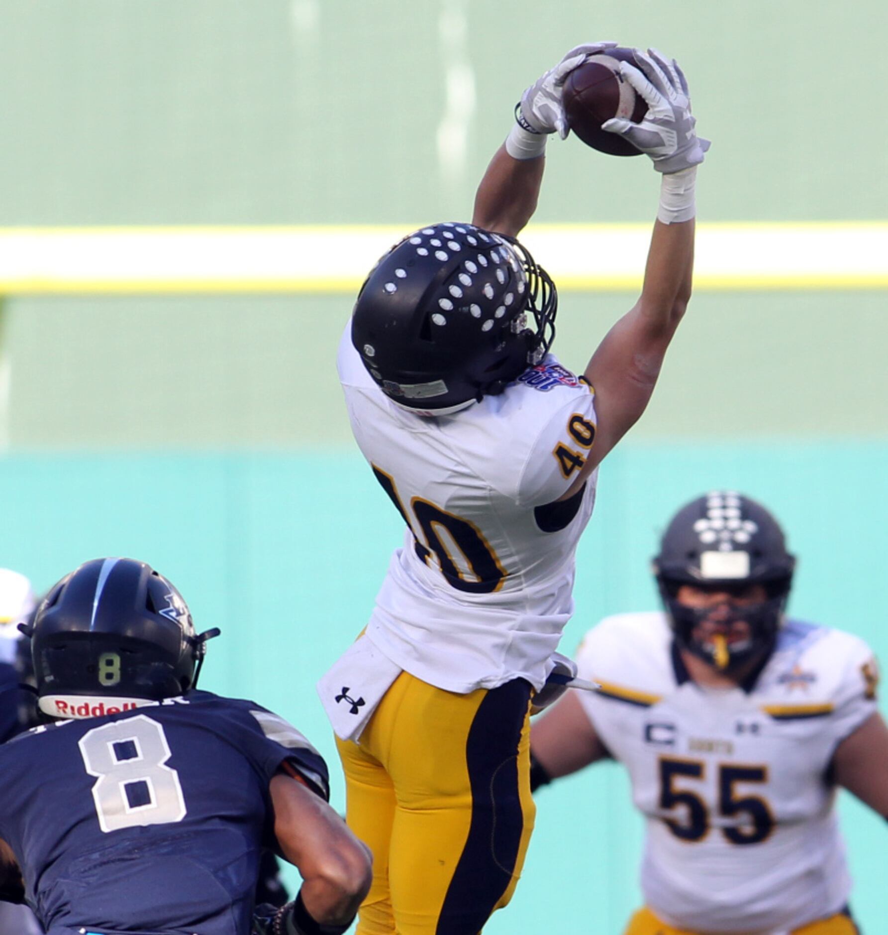 Highland Park receiver Grayson Schrank (40) leaps to pull in a first quarter pass as Frisco...