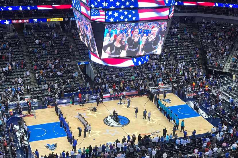 Mavericks celebran a los hispanos de Dallas en juego frente a Charlotte. Foto AL DÍA
