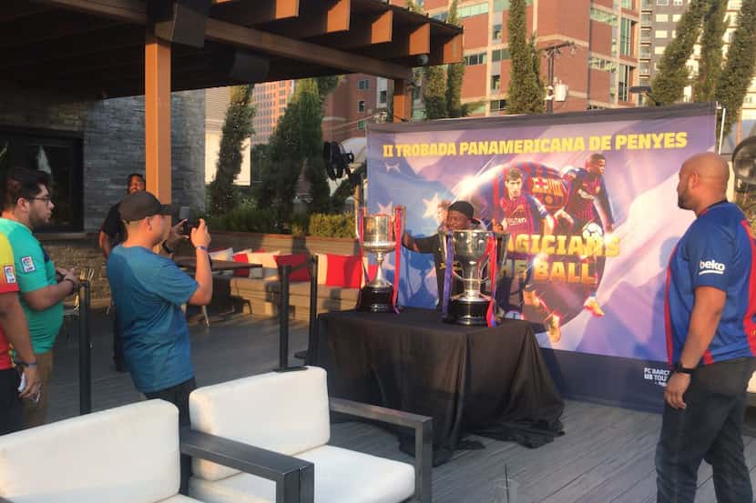 Fans de Dallas esperan el domingo para tomarse una foto con los trofeos de la Liga de España...