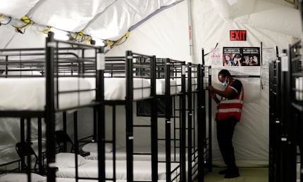 En esta fotografía del 9 de julio de 2019, un trabajador ajusta unas literas en el centro de...