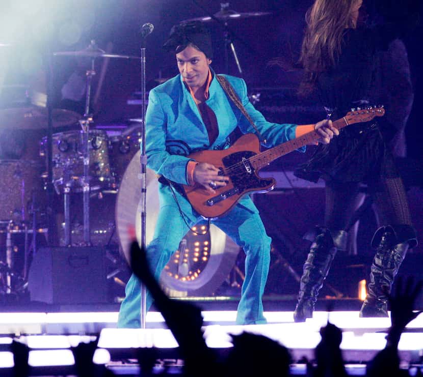 Prince durante su presentación en el espectáculo de medio tiempo del Super Bowl XLI de la...