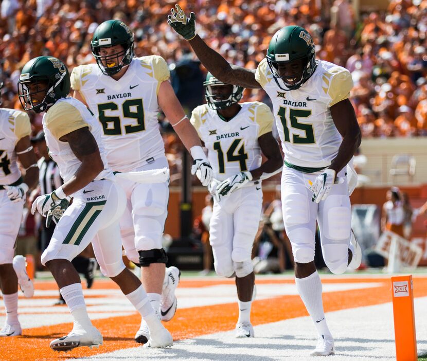 Baylor Bears wide receiver Denzel Mims (15) celebrates a touchdown during the first quarter...