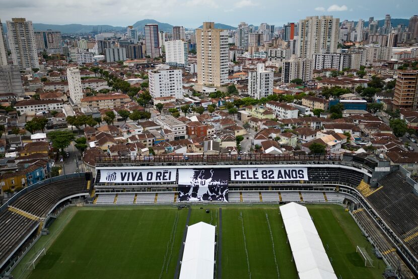 Fotografía del 31 de diciembre de 2022 en la que se ve unas pancartas gigantes que dicen en...