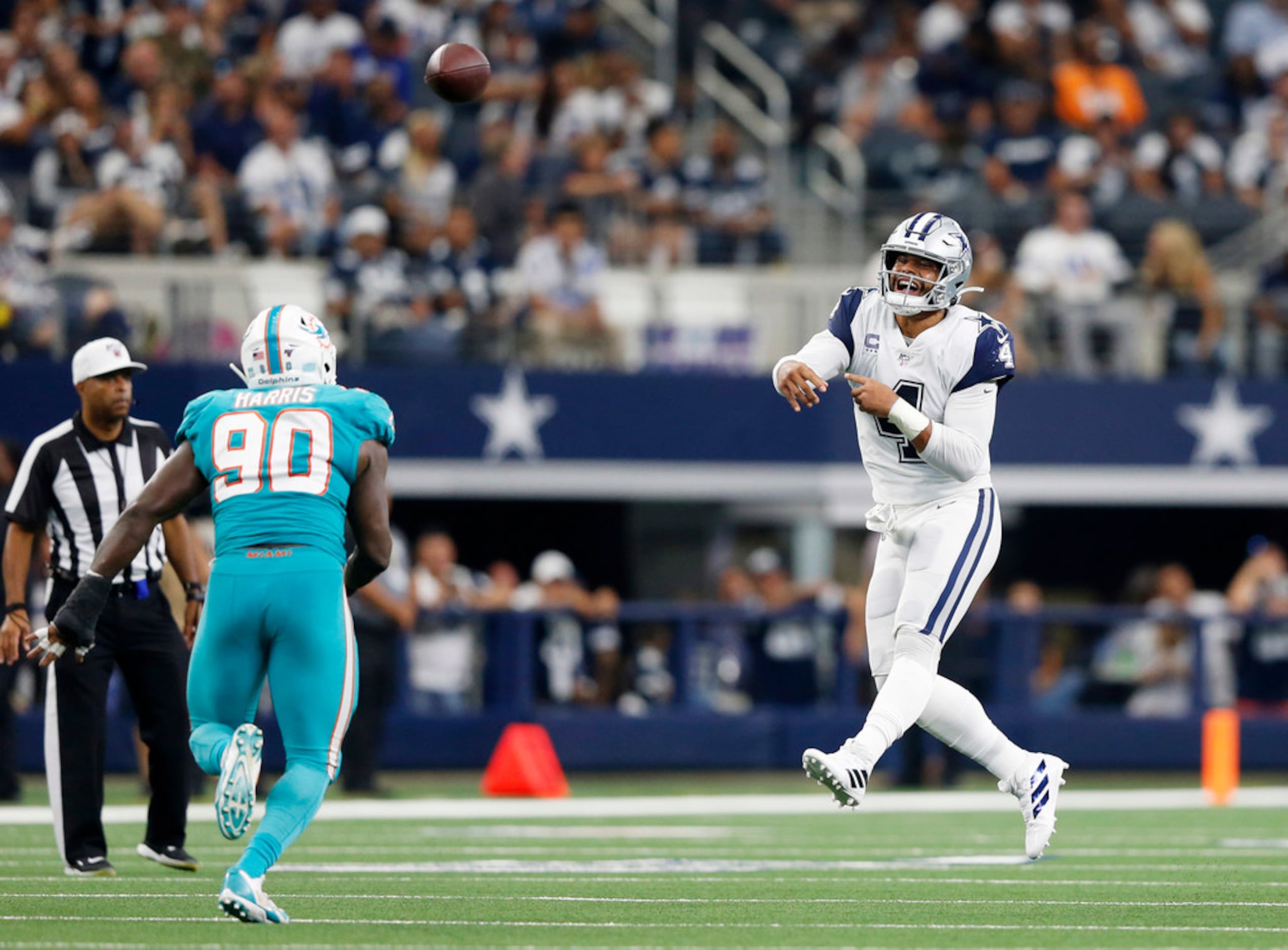 January 05, 2019: Dallas Cowboys quarterback Dak Prescott #4 dives