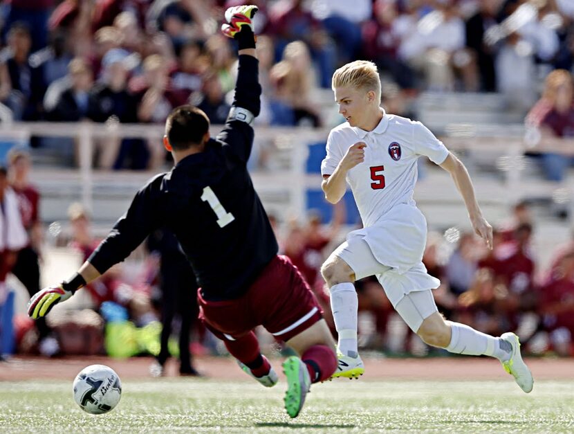 Frisco Centennial's Garrett Baughman (5) gets by Red Oak goalkeeper Edgar Perez to score...