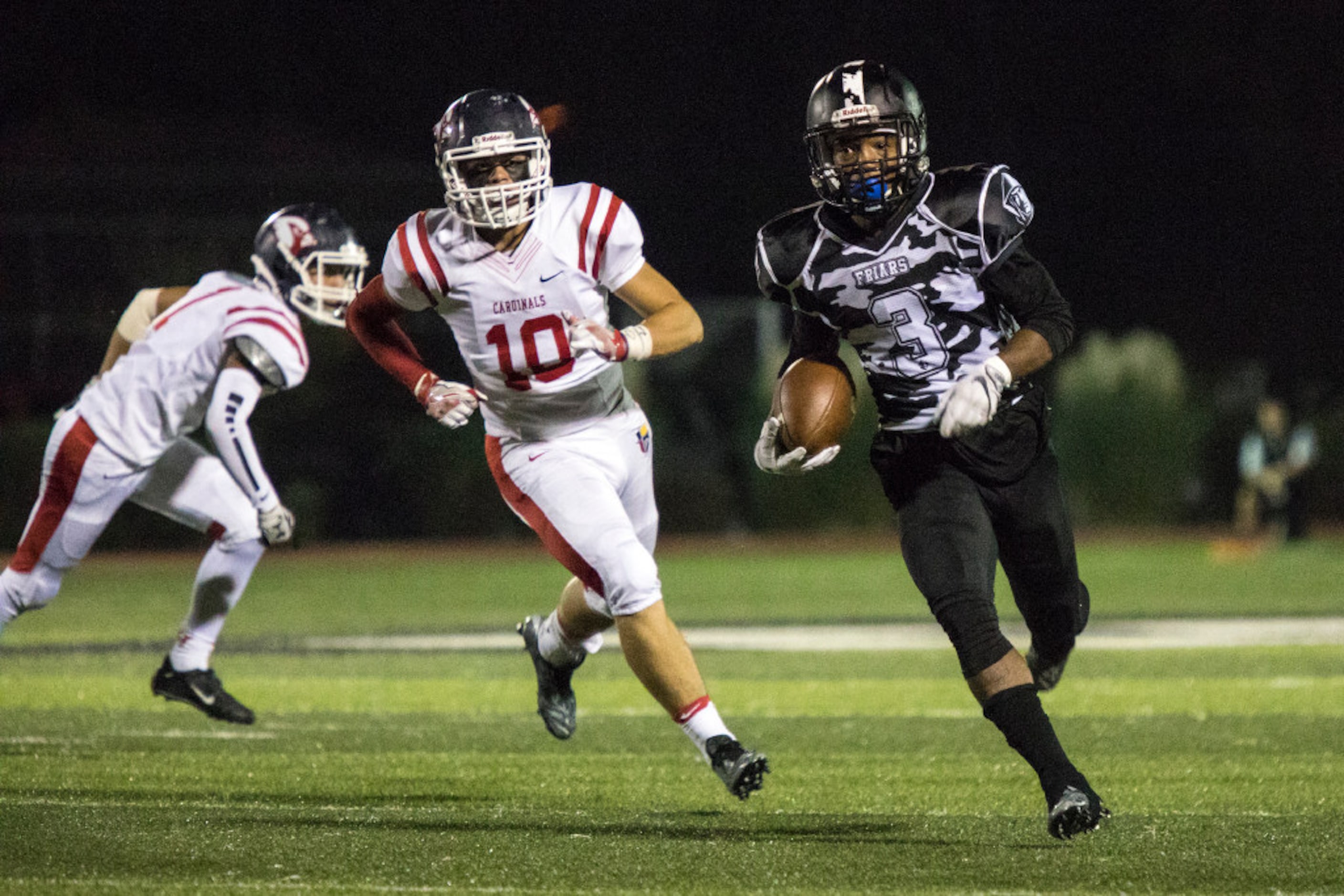 Bishop Lynch running back Jarek Broussard (3) finds a hole in the defense during Bishop...