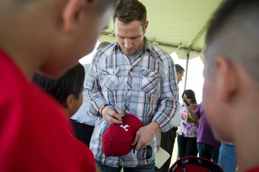 Rangers outfielder Josh Hamilton signs autographs for kids involved in the Mercy Street West...
