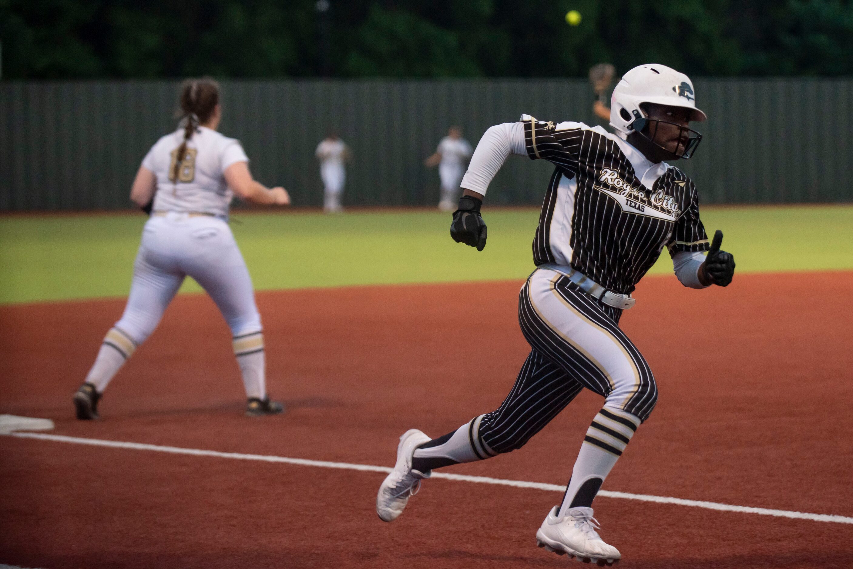 Royse City’s Lacey Hicks (2) sprints home to score the go-ahead run during game two of the...