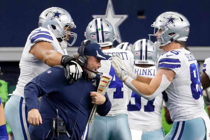 El entrenador en jefe de los Cowboys de Dallas, Mike McCarthy, celebra con sus jugadores el...