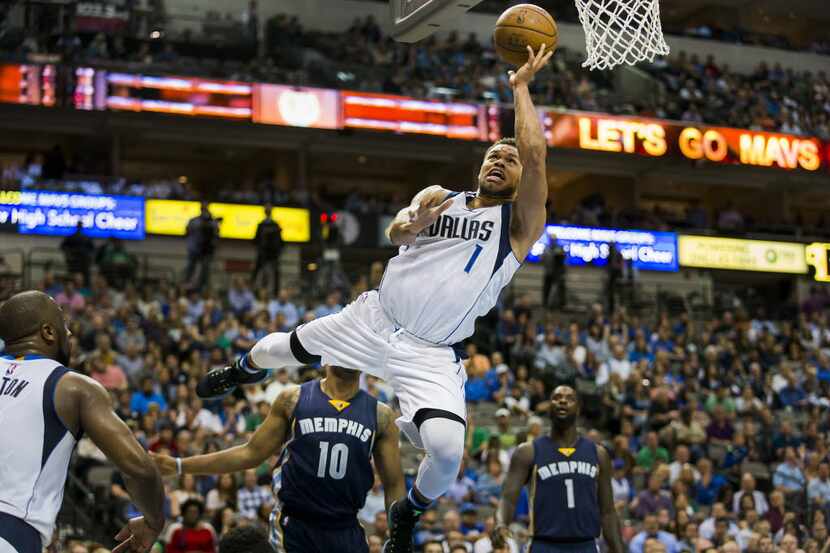 Dallas Mavericks guard Justin Anderson (1) drives to the basket past Memphis Grizzlies...