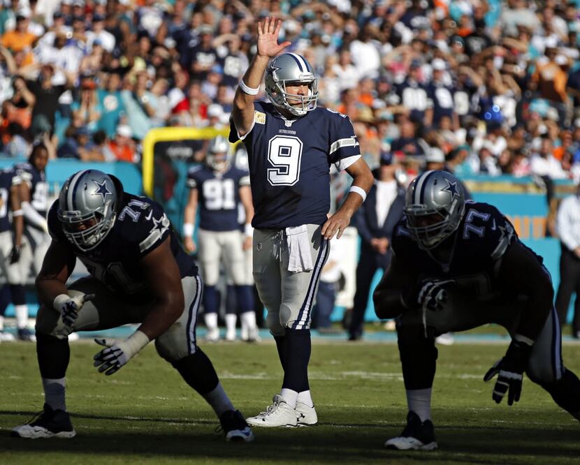 Dallas Cowboys quarterback Tony Romo (9) calls a play during the second half Dallas' 24-14...