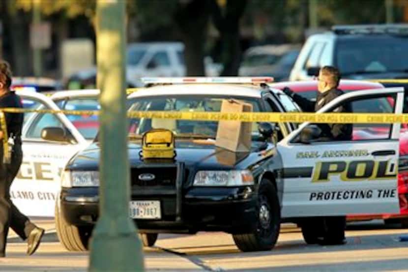 Personal de la policía de San Antonio investiga la escena donde el agente Benjamin Marconi...