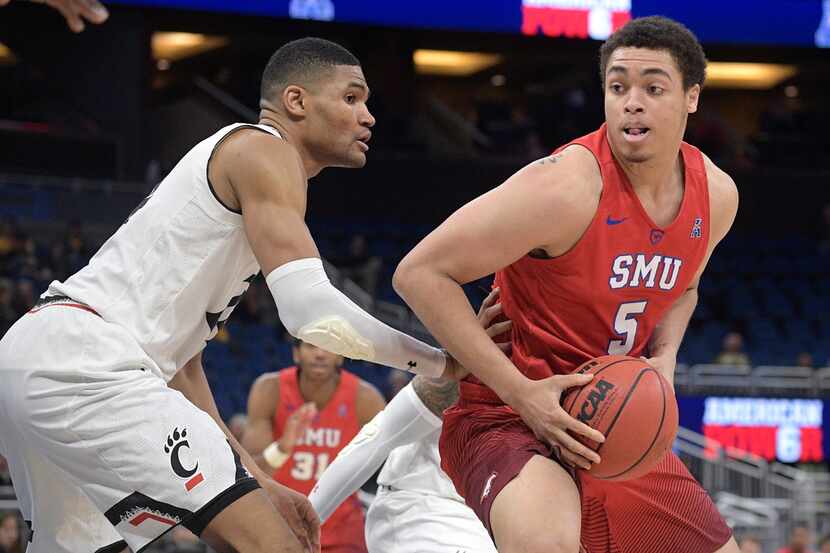 SMU forward Ethan Chargois (5) sets up for a shot in front of Cincinnati forward Kyle...