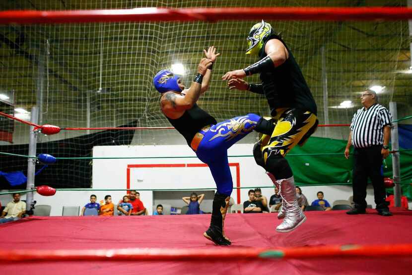 El As de Oro patea a Maligno durante un combate de Lucha Libre en el Indoor Soccer Zone, en...