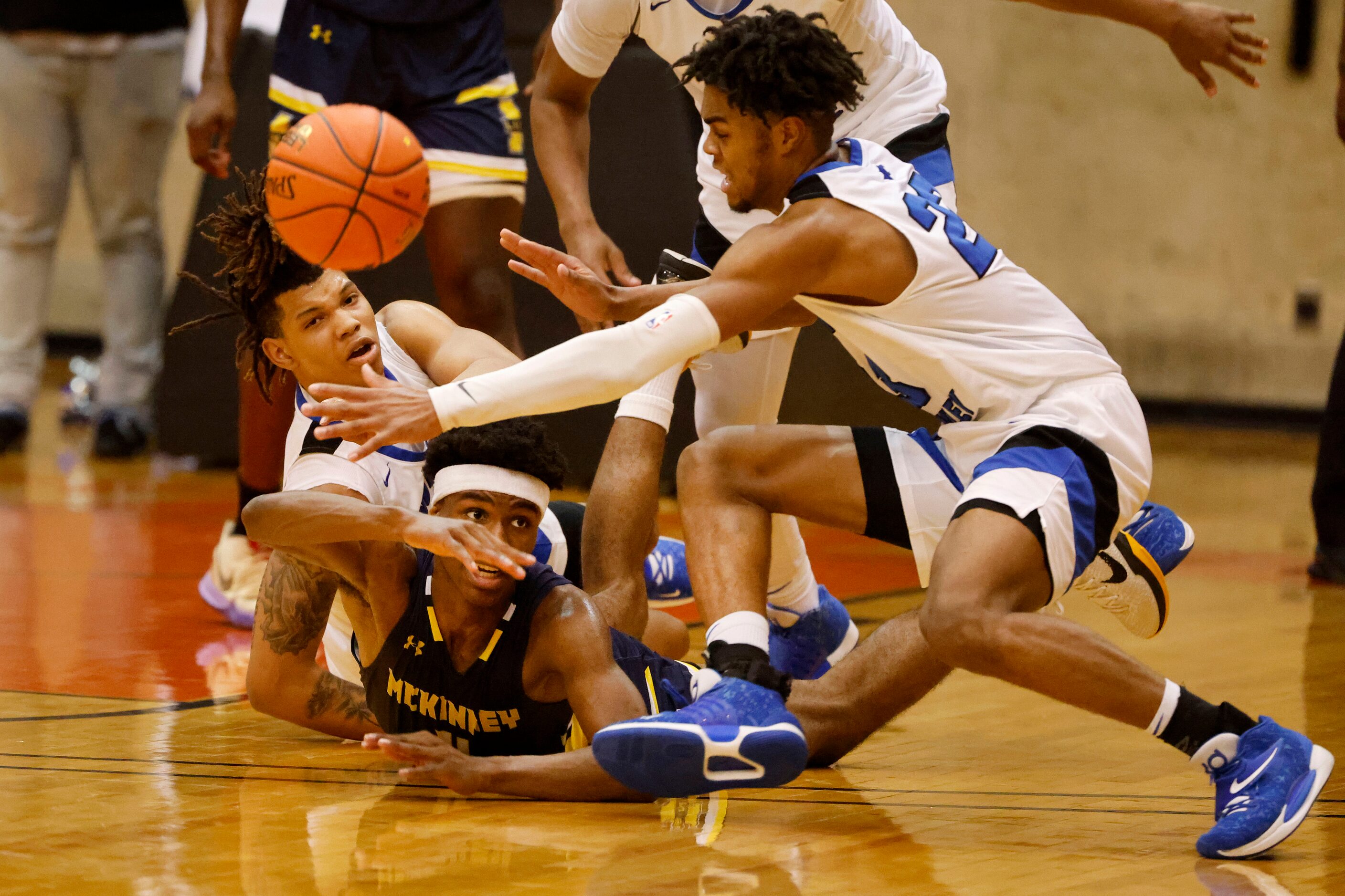 McKinney’s Ja'Kobe Walter, bottom, attempts a pass as he is defended by North Crowley’s ...