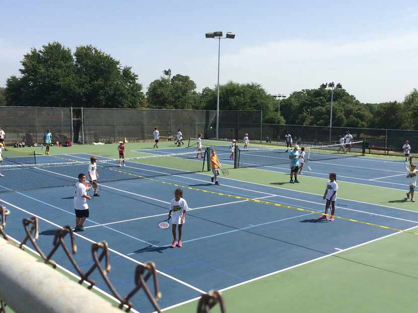 Algunos centros ofrecen tenis. (FOTO CORTESÍA DEL DEPARTAMENTO DE PARQUES)