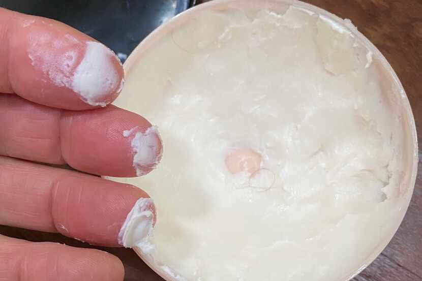 Pure shea butter works well for repairing cracked and dry fingers.